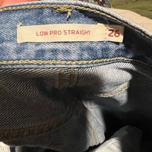 Size 26 low pro straight leg Levi’s. No length including but would assume 26/30